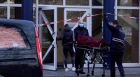 Bestatter bringen einen Leichnam zu ihrem Wagen nach einem Stromunfall mit tödlichem Ausgang.