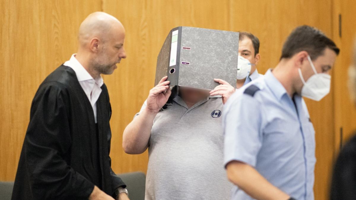 Ein 47-J&auml;hriger aus Krefeld (2.v.l.) wurde im Sommer 2020 f&uuml;r den Mord an seiner Ex-Freundin verurteilt - erst im M&auml;rz 2022 wurde die Leiche des Mordopfers entdeckt. (Foto)