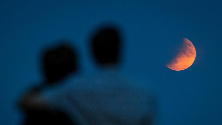 Bei einer partiellen Mondfinsternis taucht der Vollmond nicht vollständig in den Kernschatten der Erde ein.