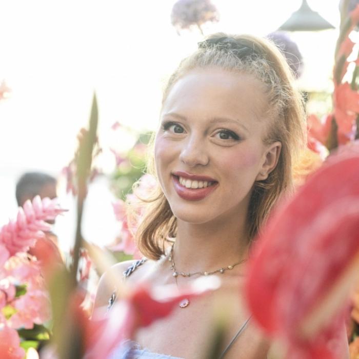 Mit ihren Bikini-Posen sorgt sie für paradiesische Einblicke