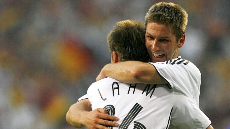 Komm her, Kleiner: Thomas Hitzlsperger umarmt Philipp Lahm.