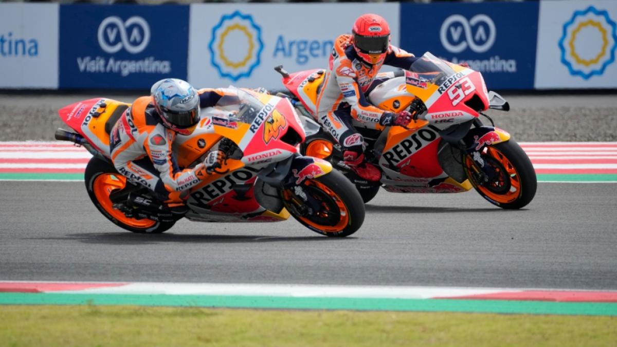 MotoGP-Pilot Marc Marquez (r.) aus Spanien von Team Honda und sein Teamkollege Pol Espargaro in Aktion. (Foto)