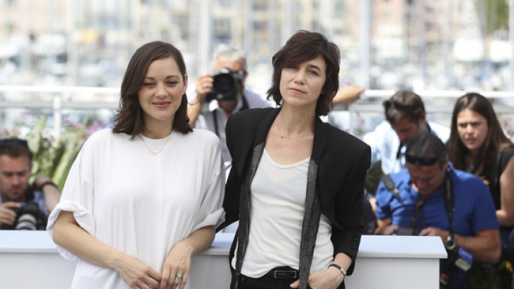 Die Schauspielerinnen Marion Cotillard und Charlotte Gainsbourg bei der Eröffnungsfeier der 70. Filmfestspiele in Cannes am 17. Mai 2017.