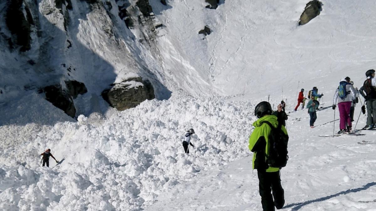 Rettungskr&auml;fte sind in einem Lawinengebiet in der Schweiz im Einsatz. (Foto)