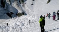 Rettungskräfte sind in einem Lawinengebiet in der Schweiz im Einsatz.