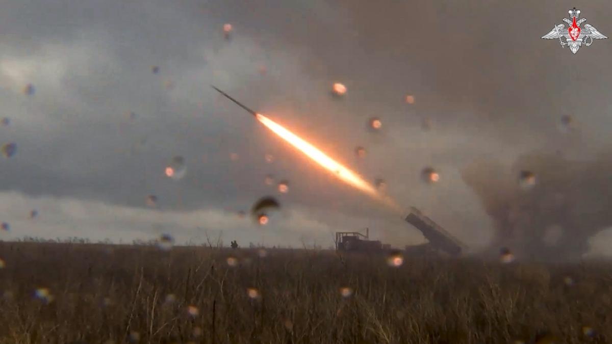 Auf diesem Foto aus einem vom Pressedienst des russischen Verteidigungsministeriums ver&ouml;ffentlichten Video feuert ein russischer Raketenwerfer Uragan (Hurricane) auf eine ukrainische Stellung an einem nicht n&auml;her bezeichneten Ort in der Ukraine. (Foto)