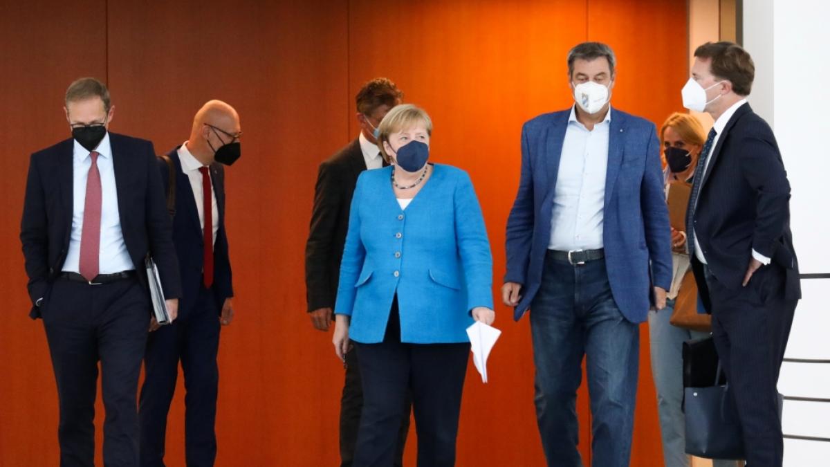 Angela Merkel und Markus S&ouml;der nach der Ministerkonferenz vom 10. August. (Foto)