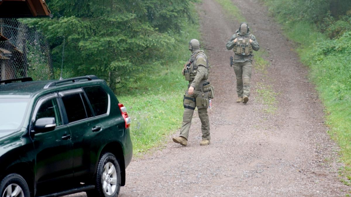 Der 31-J&auml;hrige, der vier Polizisten mit einer Schusswaffe bedroht und ihnen die Pistolen abgenommen hat, ist gefasst. (Foto)