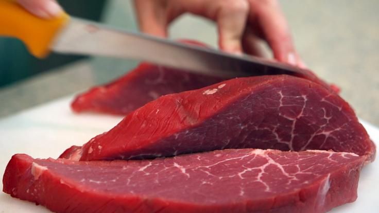 Ein Wissenschaftler des Deutschen Krebsforschungszentrums (DKFZ) sieht mögliche Gefahren durch eine bestimmte Klasse von Erregern in Rindfleisch und Kuhmilch.