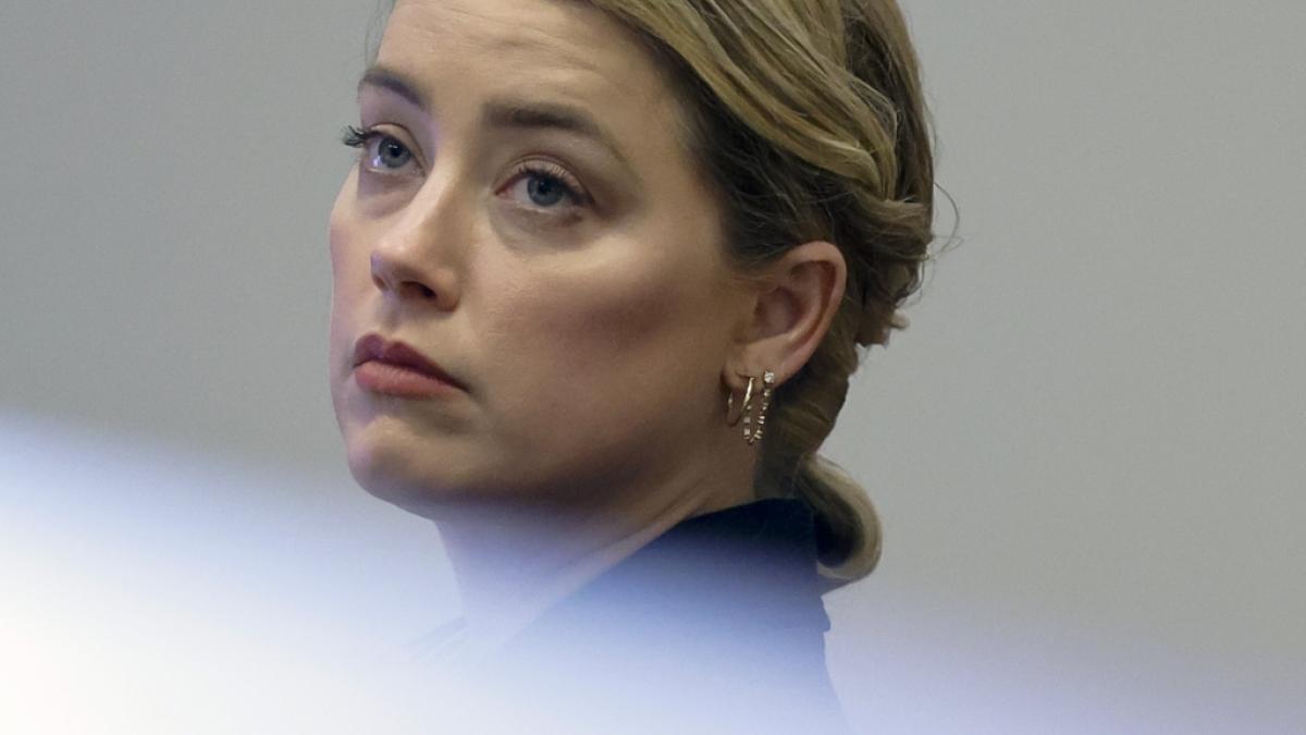 Amber Heard blickt nachdenklich w&auml;hrend der Gerichts-Schlacht gegen ihren Ex-Mann Johnny Depp. (Foto)