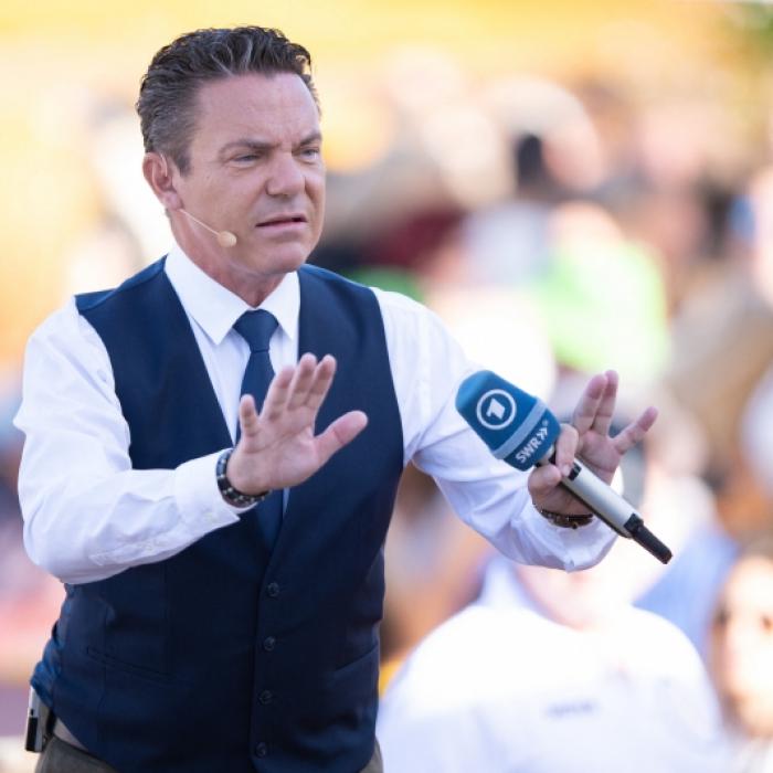 Entertainer rastet aus - Abrechnung bei der Abschiedsparty