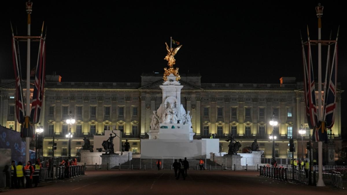 Zwischenfall am Buckingham-Palast in London: Wenige Tage vor der Kr&ouml;nung von K&ouml;nig Charles III. wurde ein Mann festgenommen, der offenbar Munition auf das Schlossgel&auml;nde warf. (Foto)