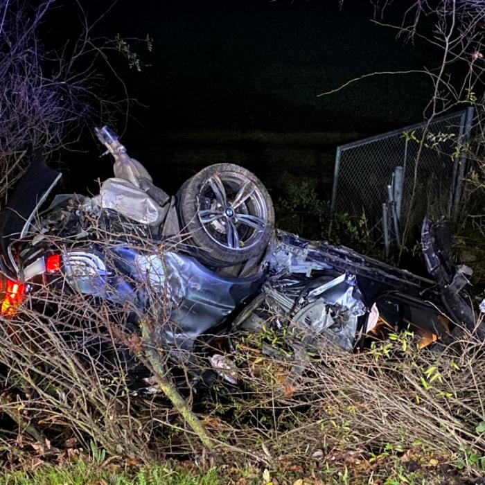 Raser-Auto knallt gegen Baum - ein Toter, 3 Verletzte