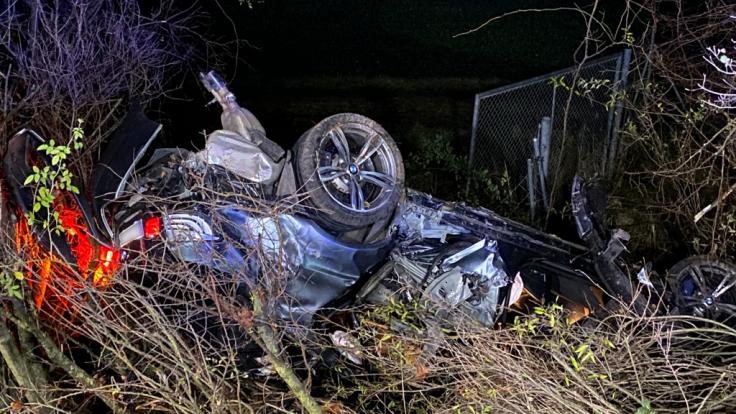Bei einem Autounfall unweit von Eching in Bayern sind drei Personen verletzt worden, ein 20-jähriger Mann starb noch an der Unfallstelle.