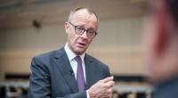 Friedrich Merz liegt im direkten Vergleich mit Scholz gleichauf.