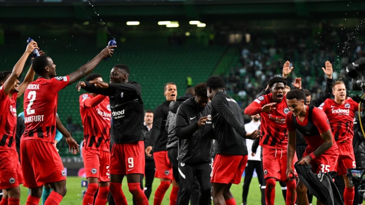 Eintracht Frankfurt jubelt nach dem Achtelfinal-Einzug in der Champions-League. (Foto)