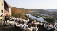 Machen Sie Rast und genießen Sie bei einem Glas Wein den sagenhaften Ausblick auf die Mosel.