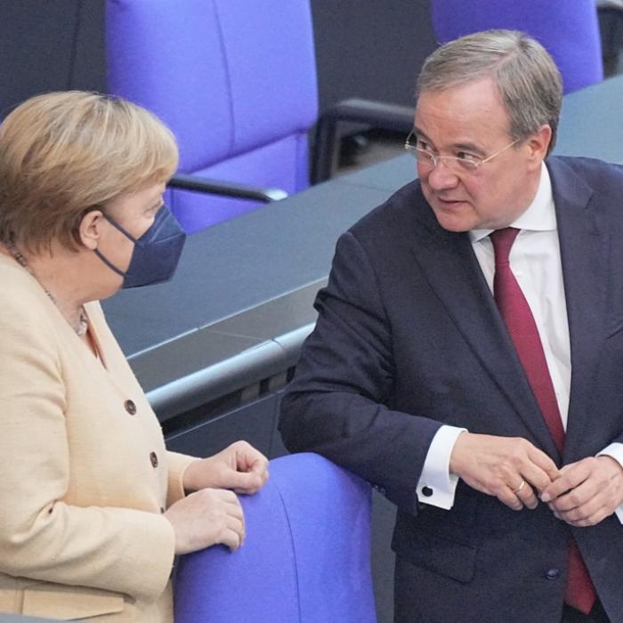 Umfragetief für Laschet! Bundeskanzlerin sorgt für Aufruhr im Bundestag