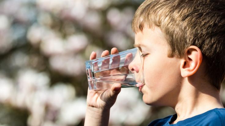 Der Junge starb, weil ihn seine Eltern zu viel Wasser trinken ließen.