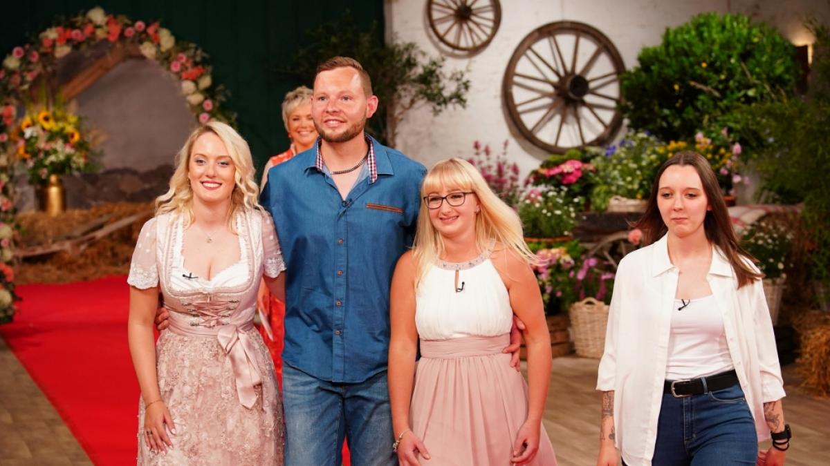 Hobbybauer Erik aus Th&uuml;ringen mit seinen Hofdamen Julia (l.), Anne und Mareike (r.). (Foto)
