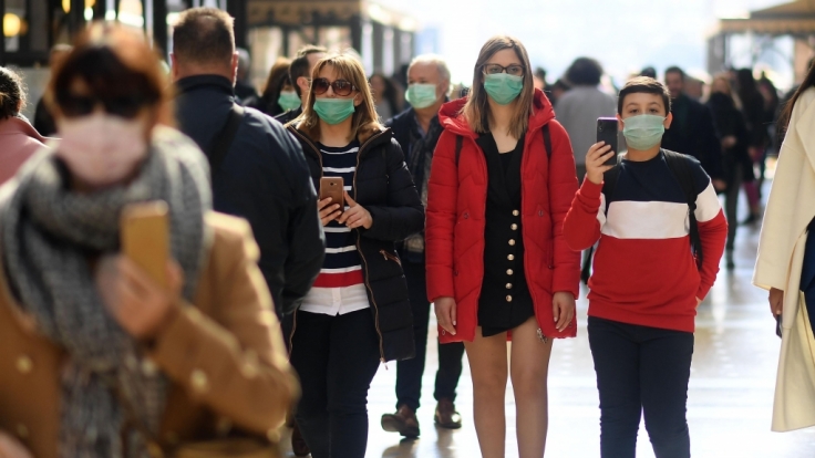 Menschen in Mailand tragen Mundschutz, um sich vor einer Infektion mit dem neuartigen Corona-Virus zu schützen.
