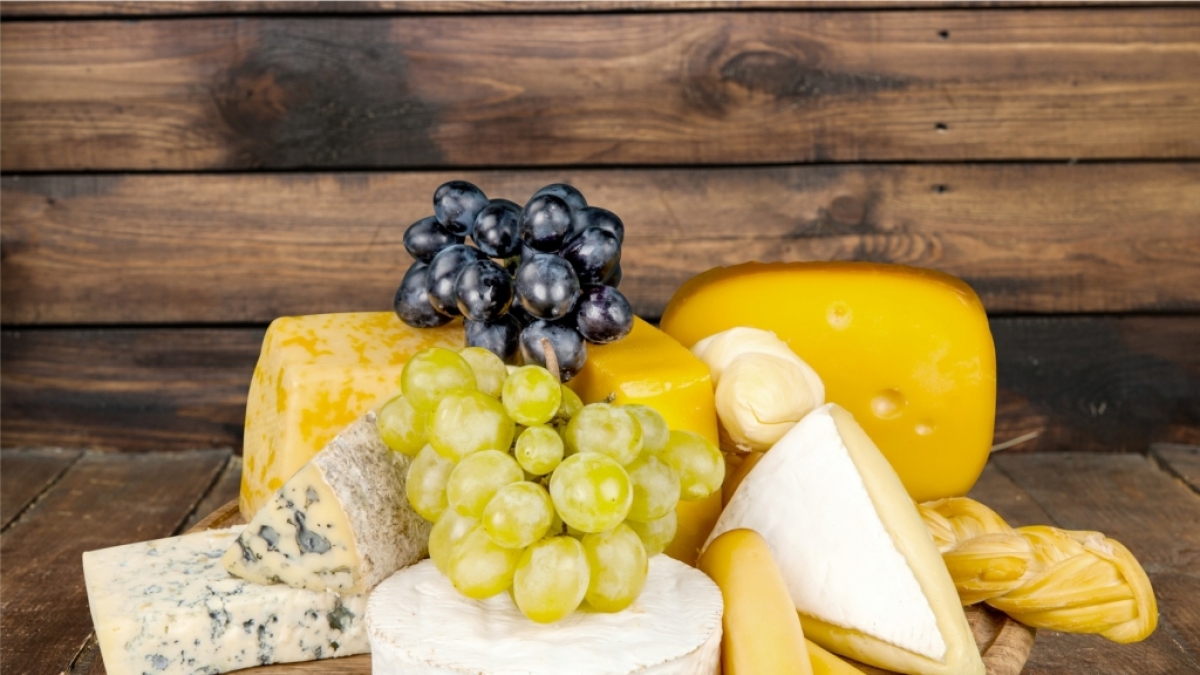Der Verzehr von K&auml;se ist besonders gut, wenn man seine Z&auml;hne ein bisschen aufhellen will. (Foto)