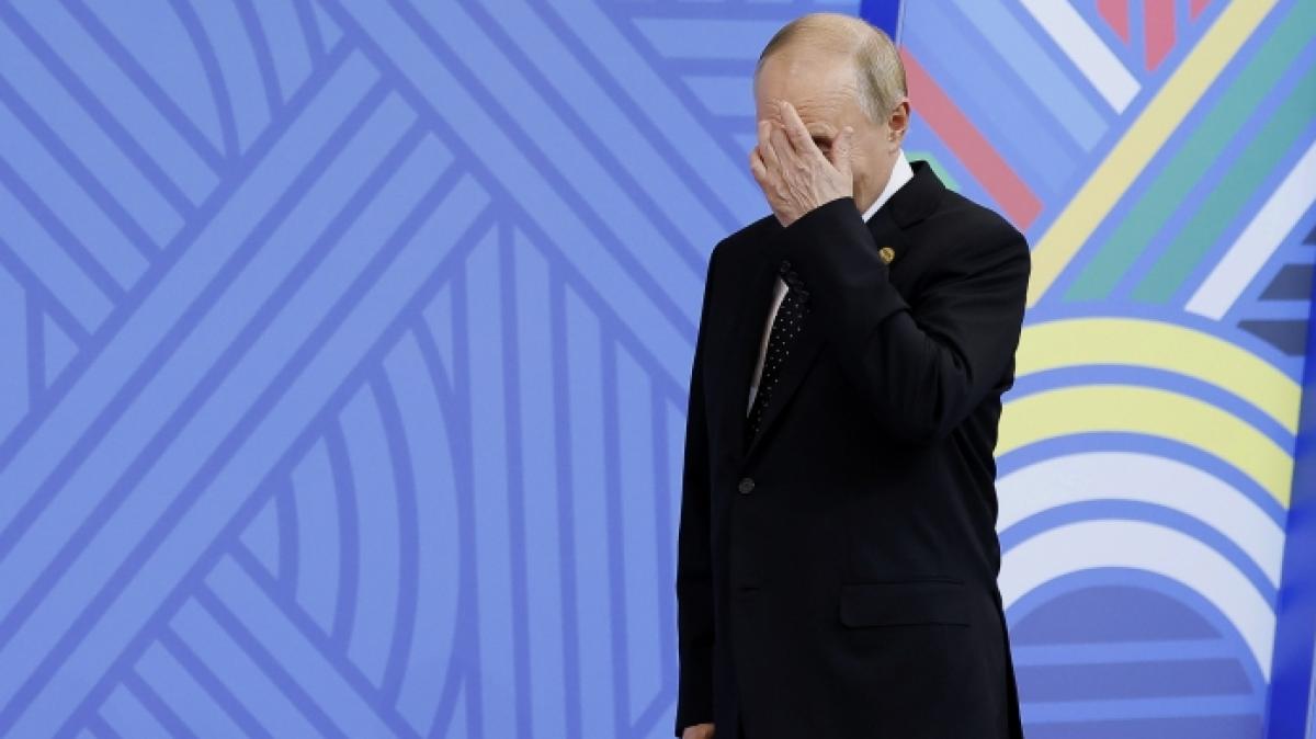 Bei einer Putin-Live-Schalte verpasste einer Reporterin ihren Einsatz komplett. (Foto)