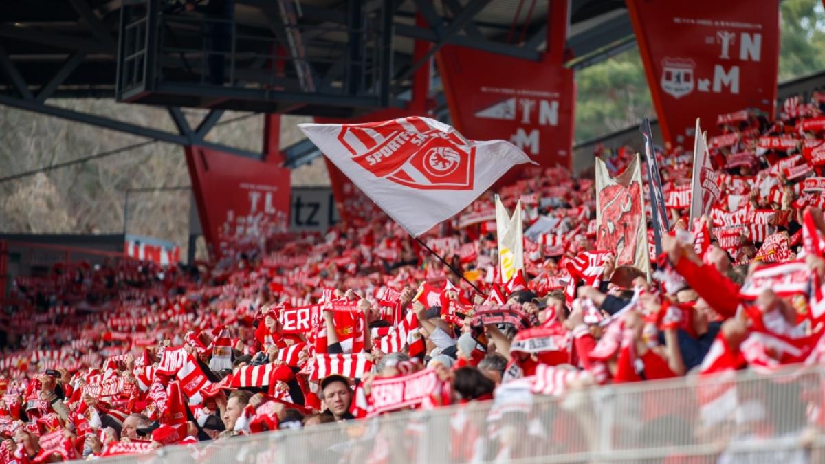 Die Eisernen Fans sind vorfreudig beim Heimspiel von Union Berlin in der Alten F&ouml;rsterei. (Symbolbild) (Foto)