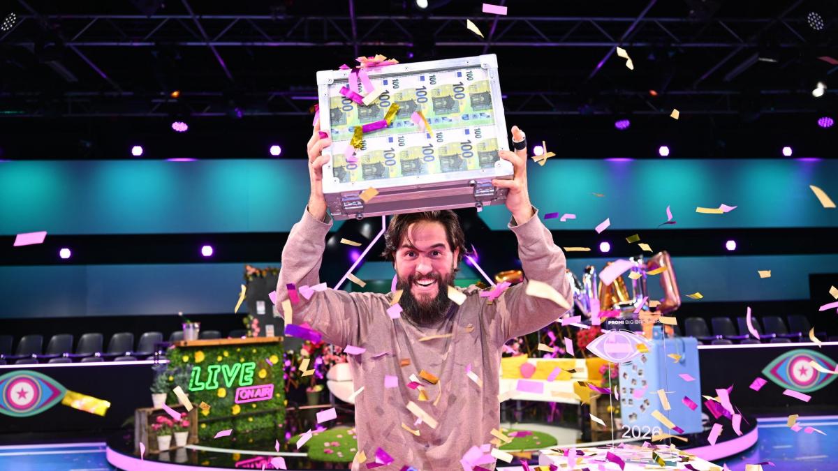 Maurice Dwizak (28) zeigt sich &uuml;bergl&uuml;cklich nach dem Sieg bei "Promi Big Brother" 2026. (Foto)