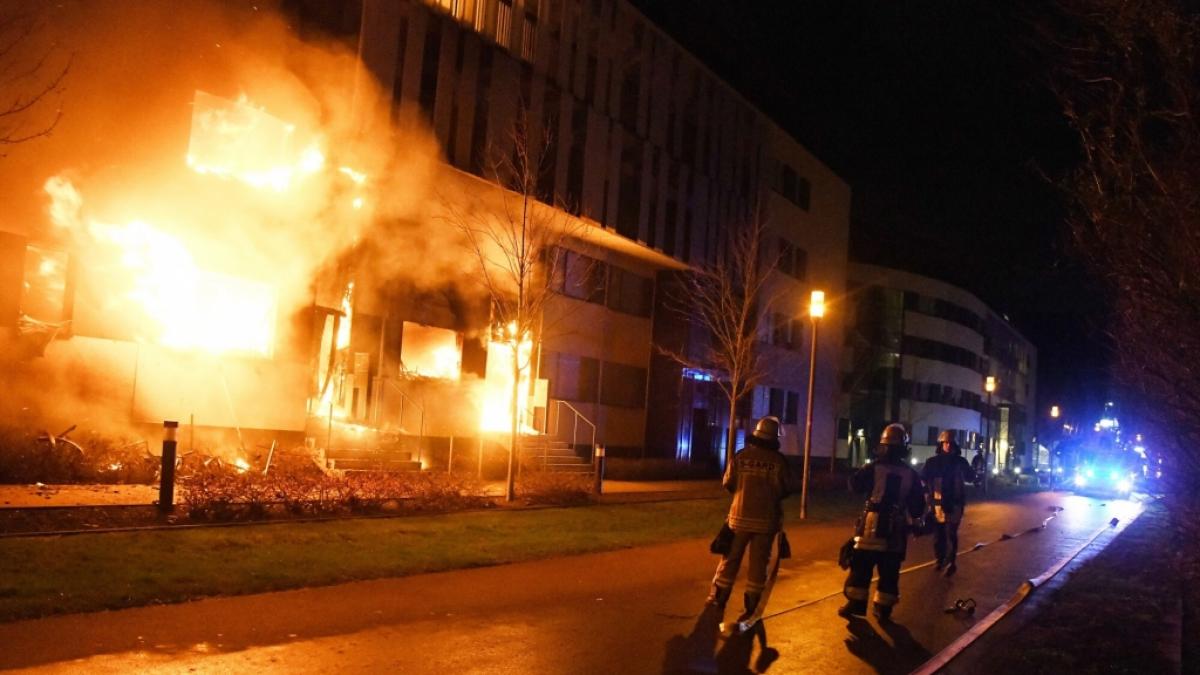 Die Flammen breiteten sich schnell &uuml;ber mehrere Etagen aus. (Foto)