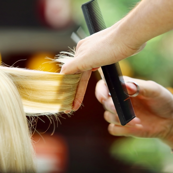 Friseurin ätzt Mädchen Kopfhaut weg