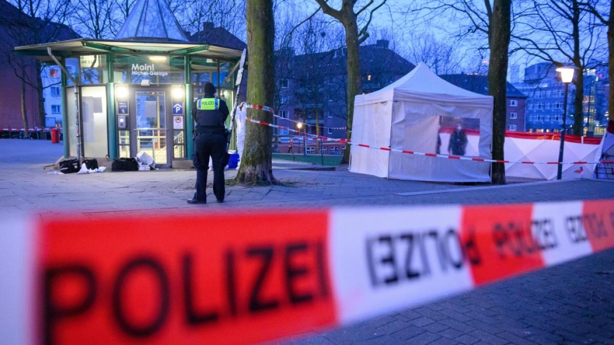 Unweit der Hamburger Kirche St. Michaelis ist die Leiche eines etwa 50-j&auml;hrigen Mannes entdeckt worden - eine Mordkommission ermittelt. (Foto)