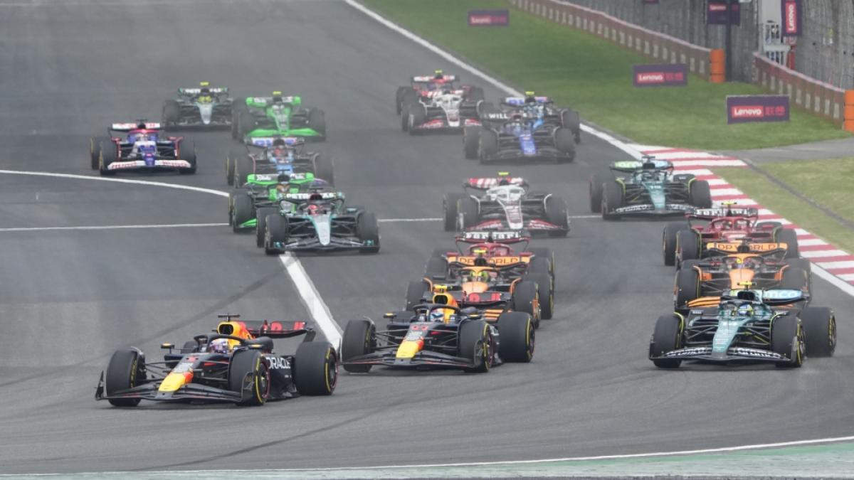 Der niederl&auml;ndische Red Bull-Pilot Max Verstappen (l) f&uuml;hrt das Feld an. (Foto)