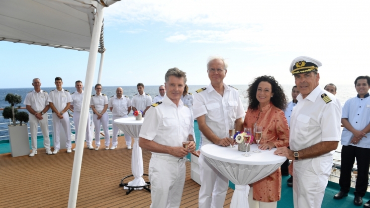 Mit Hanna Liebhold (Barbara Wussow, 2.v.r.) bereichert wieder eine Frau die Crew um Kapitän Burger (Sascha Hehn, r.), Oskar Schifferle (Harald Schmidt, 2.v.l.) und Dr. Sander (Nick Wilder, l.).