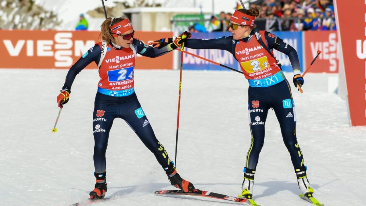 In der Biathlon-Damenstaffel &uuml;bergibt die deutsche Janina Hettich-Walz (r.) an Teamkollegin Hanna Kebinger. (Foto)