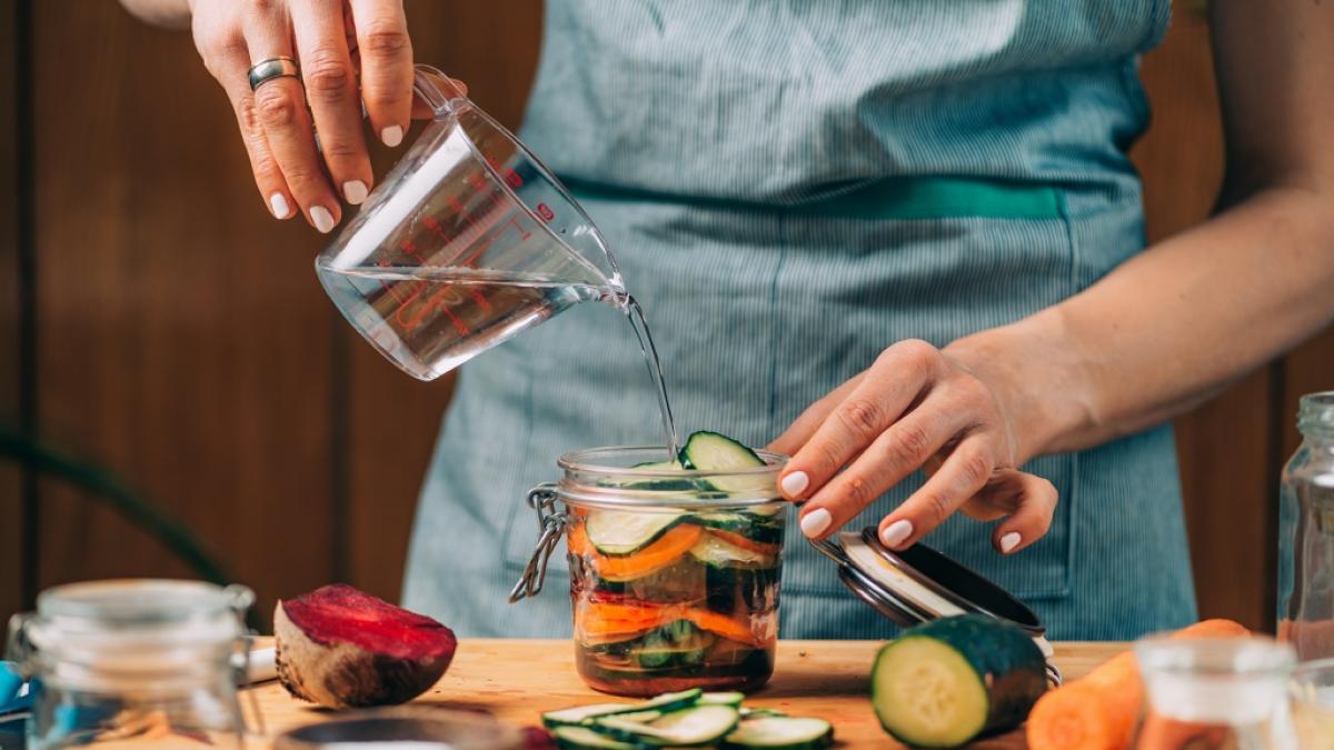 Beim Fermentieren machen Milchs&auml;urebakterien Lebensmittel haltbarer, bek&ouml;mmlicher und oft aromatischer. (Foto)