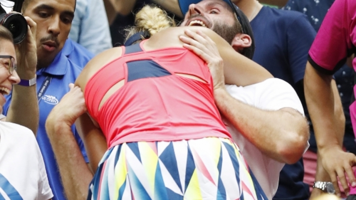 Ja aber was macht die denn da? Da stürmt Angie mal eben auf die Tribüne und vergisst dann auch noch, dass sie nur ein kurzes Röckchen trägt. Da ist ein Beinahe-Po-Blitzer doch vorprogrammiert! (Foto)