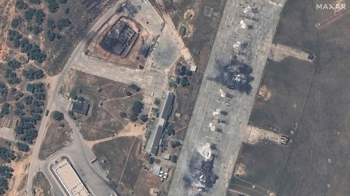 Satellitenbilder zeigen&nbsp;ein zerst&ouml;rtes MiG 31 Kampfflugzeug und ein Treibstofflager auf dem Luftwaffenst&uuml;tzpunkt Belbek. (Foto)