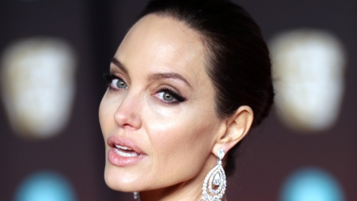 Weil Angelina Jolie ein 87-prozentiges Risiko einer Brustkrebs-Erkrankung in sich trug, ließ sich die Hollywood-Schönheit 2013 beide Brüste amputieren. (Foto)