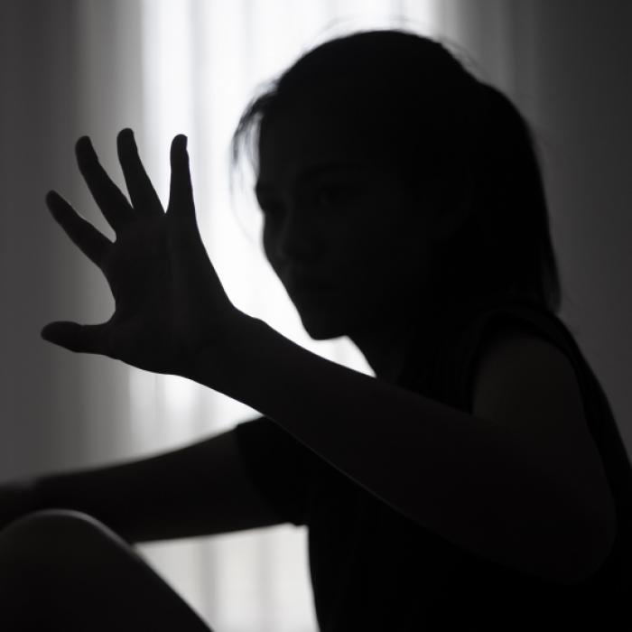 Video zeigt Schock-Tat: Mädchen-Gang prügelt auf 15-Jährige ein