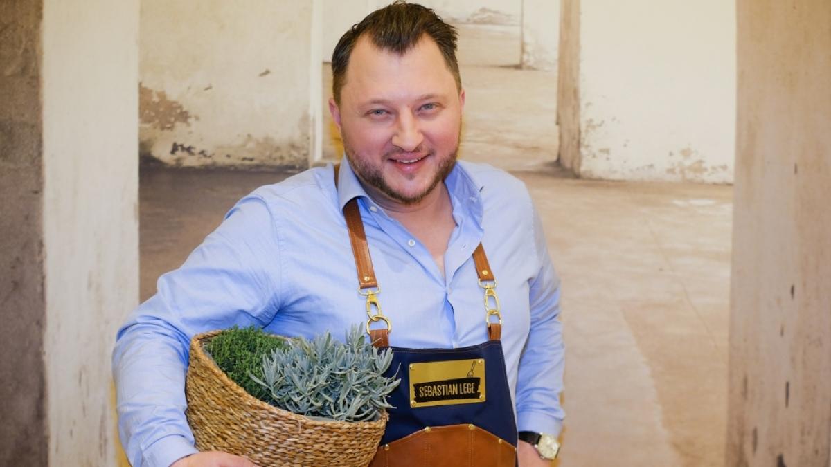 Koch Sebastian Lege steht in einer Studiok&uuml;che. Er ist bekannt f&uuml;r TV-Formate wie "ZDF besseresser" und "Die Tricks der Lebensmittelindustrie". (Foto)