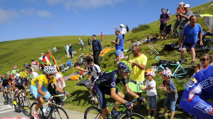 Der Gesamtführende Vincenzo Nibali (gelb, Mitte.) konnte alle Angriffe seiner Konkurrenten um Alejandro Valverde (2.v.r.) abwehren.