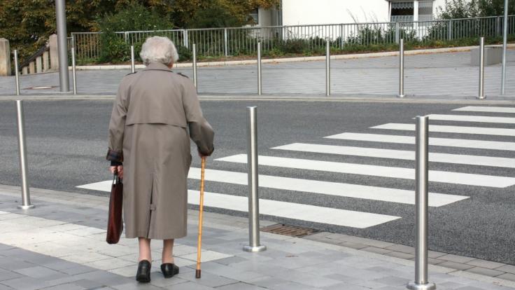 Eine ältere Dame hat in London eine Frau gegen Räuber verteidigt.
