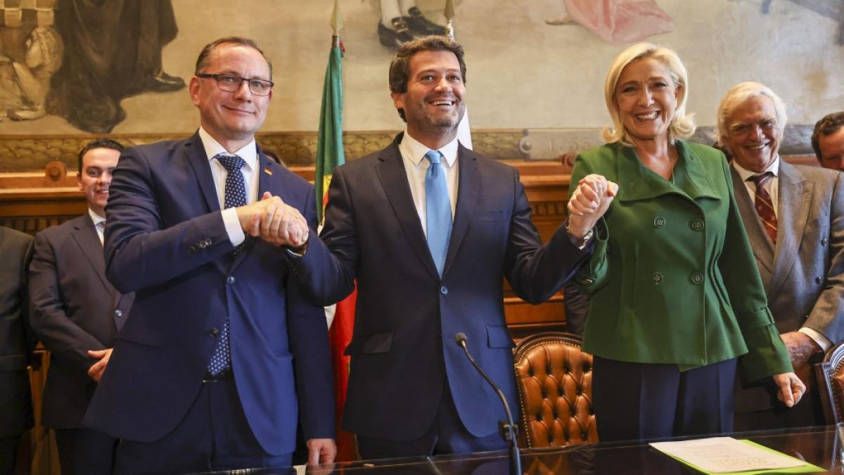 Frankreichs Rechtspopulistin Marine Le Pen (r.) zieht ein Ende der Zusammenarbeit mit der AfD in Betracht. (Foto)