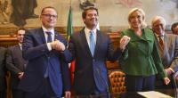Frankreichs Rechtspopulistin Marine Le Pen (r.) zieht ein Ende der Zusammenarbeit mit der AfD in Betracht.