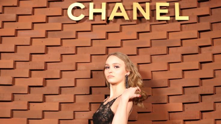 Lily-Rose Depp zeigt im Spitzenkleid viel Haut.