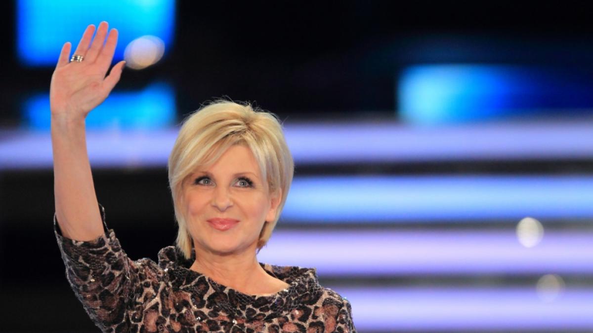Carmen Nebel winkt dem Publikum w&auml;hrend ihrer Show im Jahr 2013. (Foto)