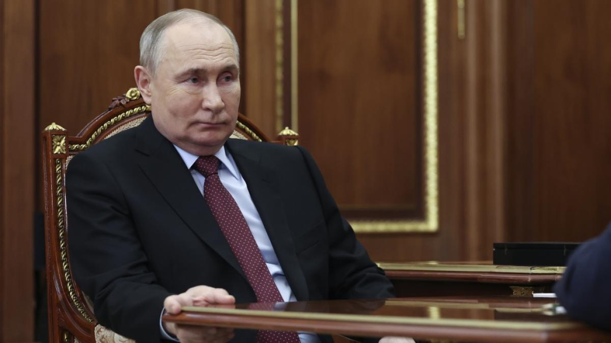 Wladimir Putin klagt weiter &uuml;ber Verluste im Ukraine-Krieg. Ein russischer Panzer soll im Chaos jetzt auch auf eigene Einheiten geschossen haben. (Foto)