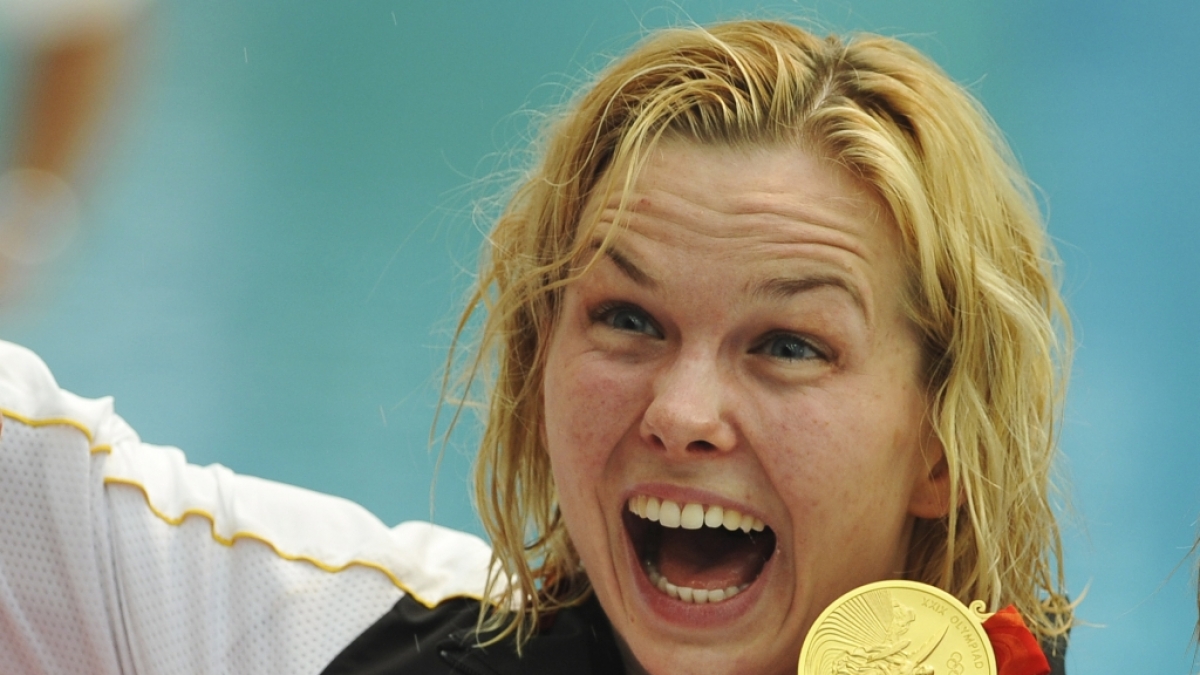 Britta Steffen feiert ihren Siege &uuml;ber 100-Meter-Freistil bei den Olympischen Spielen in Peking. (Foto)