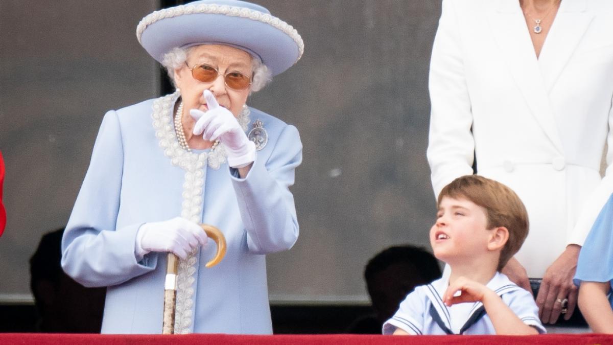 Zu seiner Urgro&szlig;mutter Queen Elizabeth II. hatte Prinz Louis ein ganz besonderes Verh&auml;ltnis, wie auf dem Balkon des Buckingham-Palastes anl&auml;sslich des 70-j&auml;hrigen Thronjubil&auml;ums der K&ouml;nigin deutlich wurde. (Foto)